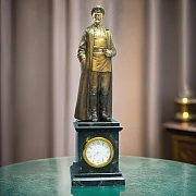 В подарок: Настольные часы «Ф. Дзержинский» со змеевиком — фотография 1