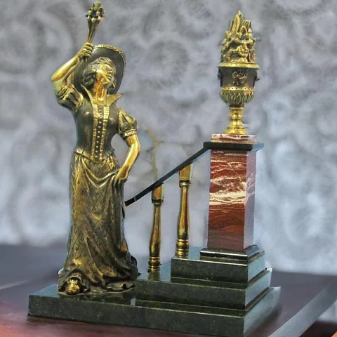 Статуэтка «Дама с цветами» из бронзы в подарок