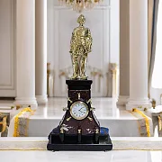Интерьерные часы «Пётр I» из креноида и долерита в подарок — фотография 1