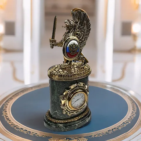 На память: Бронзовые настольные часы с грифоном