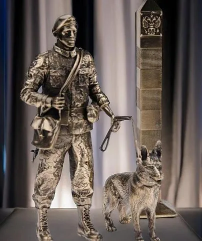 Бронзовая статуэтка «Пограничник», 140×60×35 мм — необычный подарок