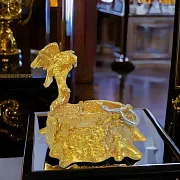 Подарочная настольная пепельница "Охота на змею" в золоте. — фотография 1