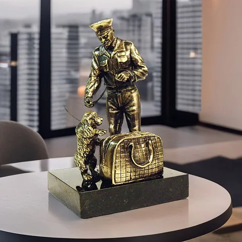 Подарочная статуэтка «Таможенник с собакой»