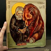 Подарочная икона деревянная "Серафим Саровский с медведем" — фотография 1
