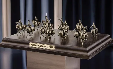 Диорама «Русские драгуны 1812 г.» из бронзы и ясеня, 1:72 — оригинальный подарок