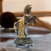 На память: Бронзовая статуэтка «Конь с попоной» со змеевиком — фотография 1