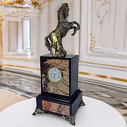 Каминные часы «Конь» из яшмы — оригинальный подарок — фотография 1