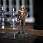 Бронзовая статуэтка «Танкист» на змеевике, 0,45 кг — оригинальный подарок — фотография 1