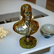 В подарок: Бюст «Шойгу С.К.» из бронзы — фотография 1