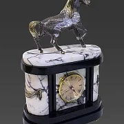 Каминные часы «Конь» из мрамора и долерита — красивый подарок — фотография 3