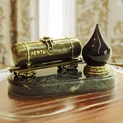 На память: Бронзовая фигурка «Цистерна с нефтью» — фотография 1