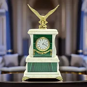 На память: Сувенирные настольные часы «Орел» из малахита и мрамора — фотография 1