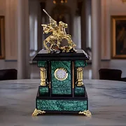 Каминные часы «Георгий Победоносец» на долерите и малахите, 200×95×360 мм — необычный подарок — фотография 1