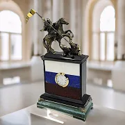 Настольные часы «Георгий Победоносец» с российским флагом — оригинальный подарок — фотография 1