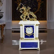 Каминные часы «Георгий Победоносец» из лазурита и мрамора — оригинальный подарок — фотография 1
